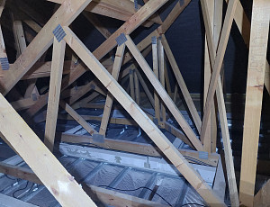 Zateplení stropu bungalovu pomocí foukané izolace